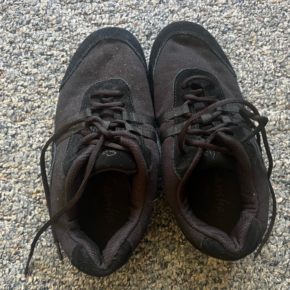 Sanska Jazz tennis shoe